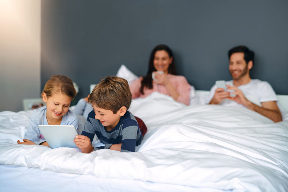 A family in a hotel room equipped by Mormax